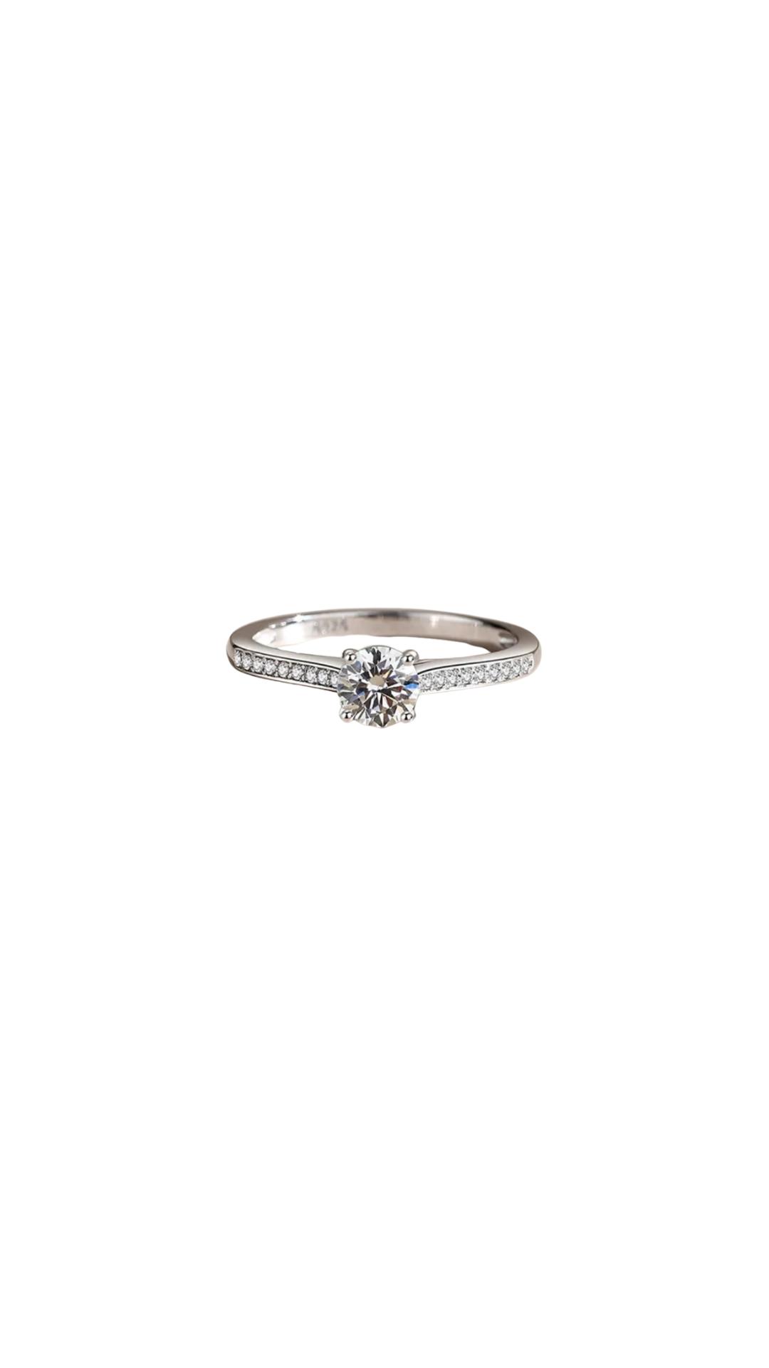 Anillo con Moissanitas talla 7