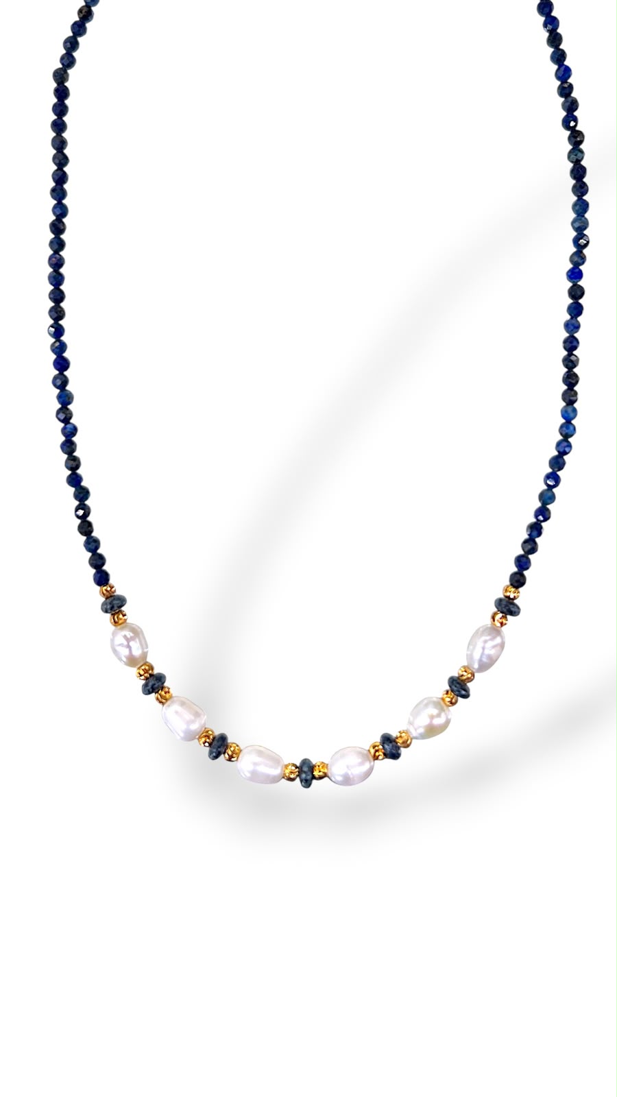 Collar con perlas de agua dulce y gema Lapislázuli