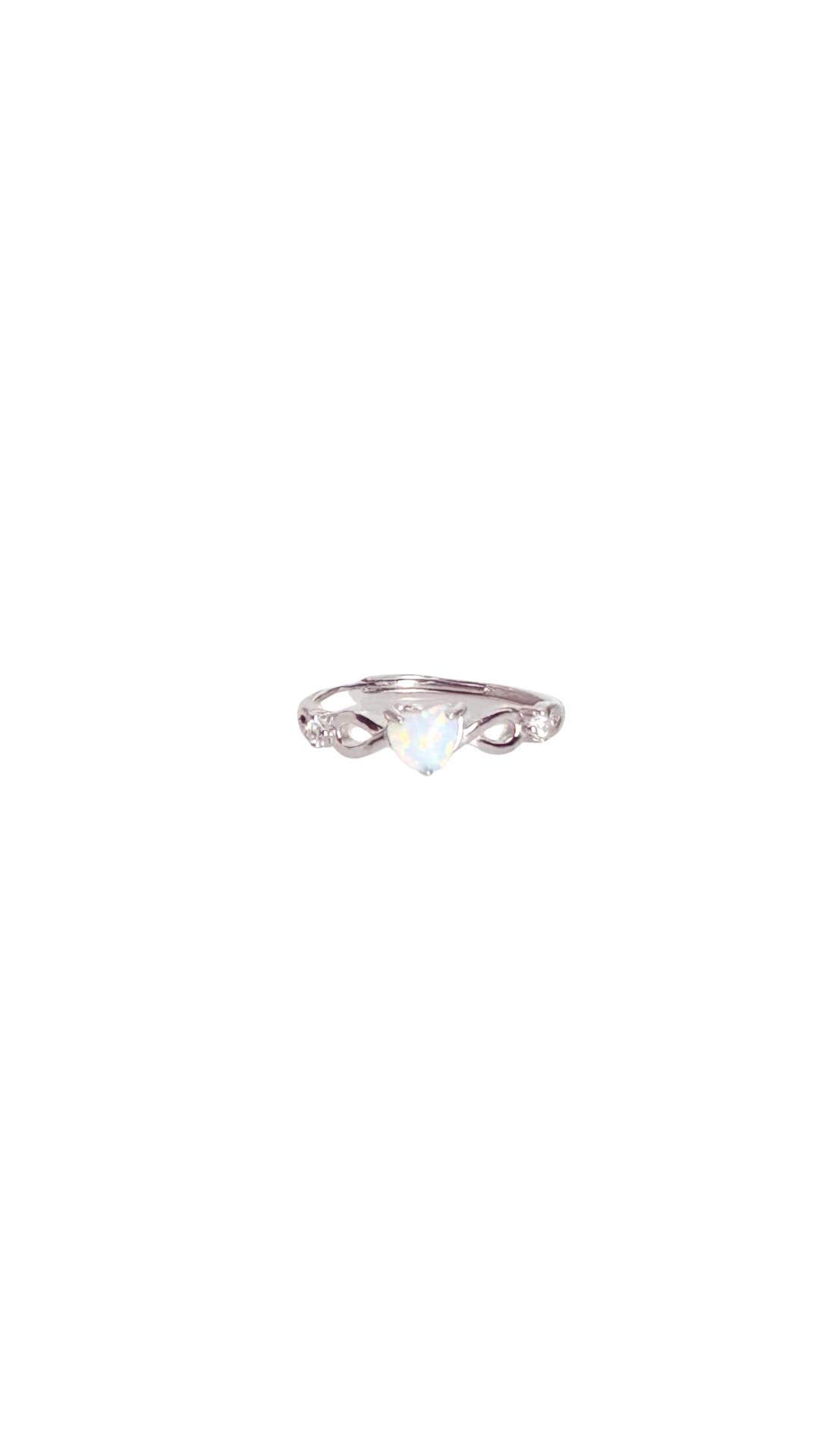 Anillo con corazón de Ópalo