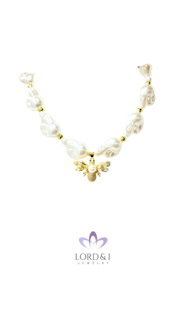 Collar de perla y abeja