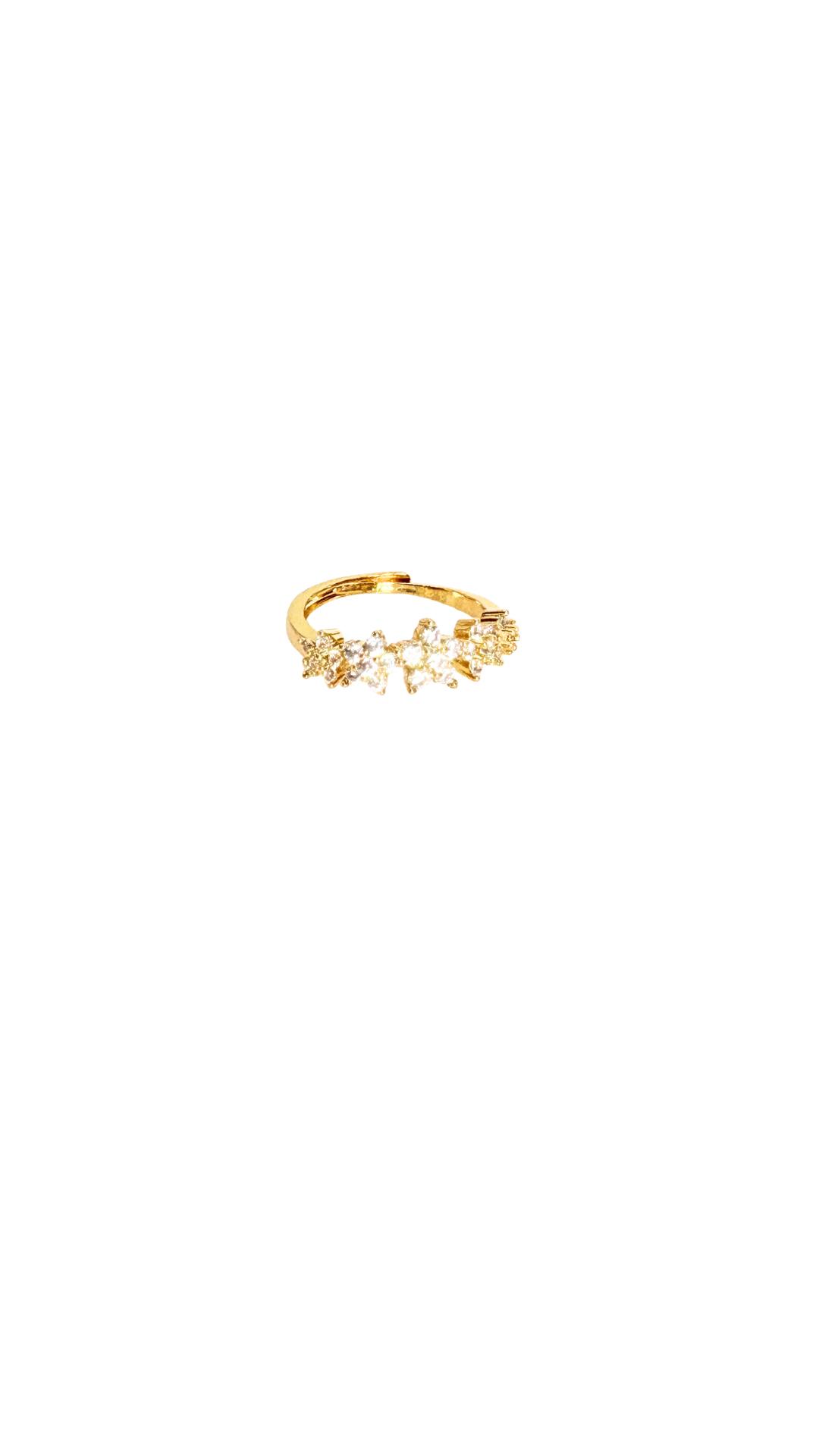 Anillo con cinco flores unidas