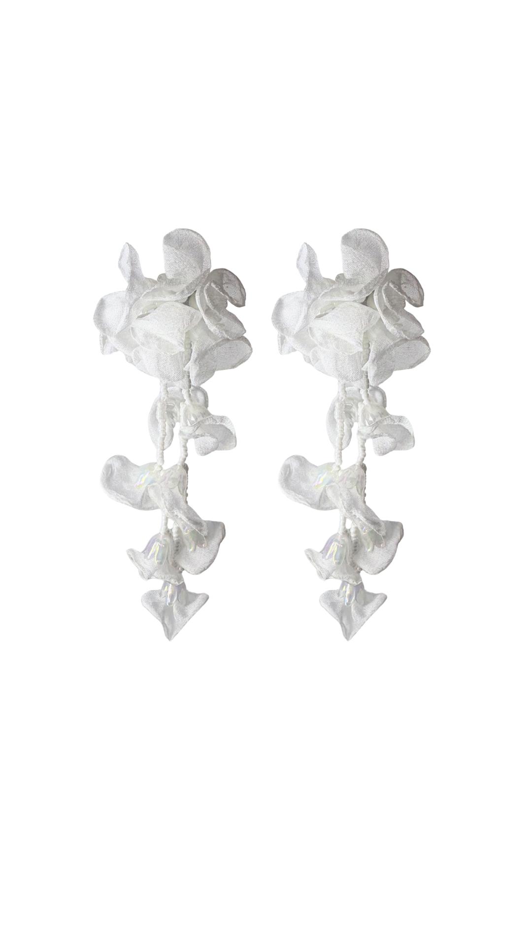 Aretes colgantes blancos